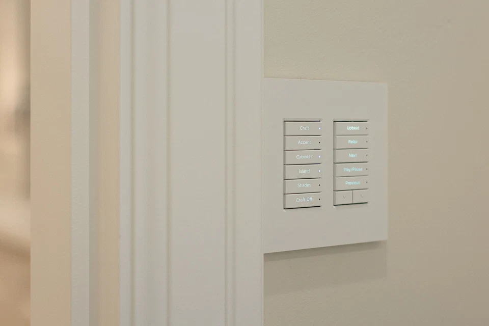 Double lighting keypad with two columns of engraved buttons